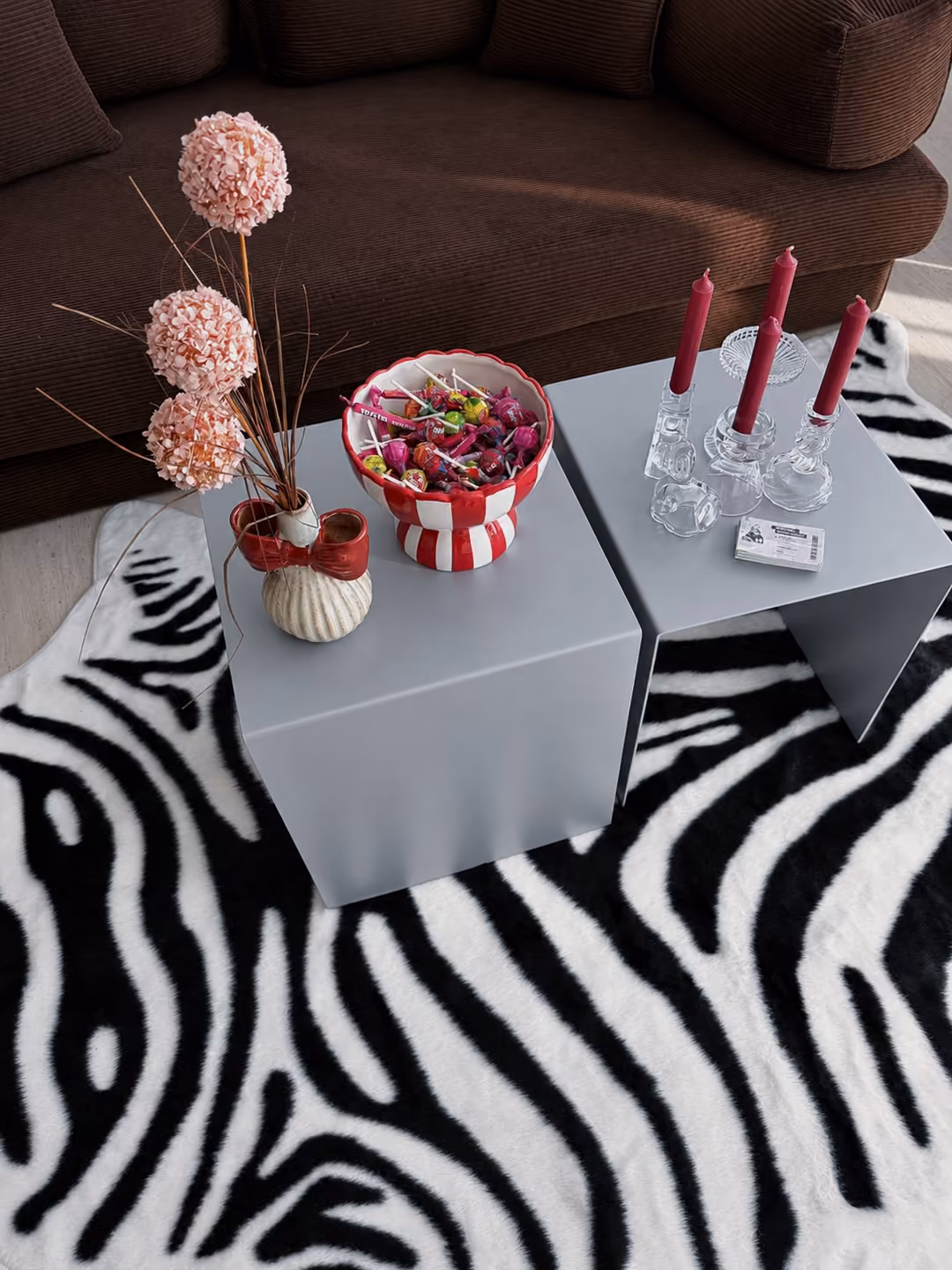 Oturma alanı — kanepe, sehpa ve zebra desenli halı
